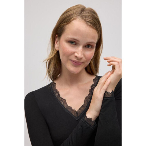 Alternative view of Ysabel Mora 19458