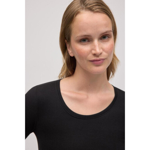 Alternative view of Ysabel Mora 70036