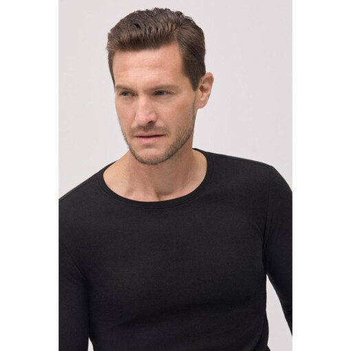 Alternative view of Ysabel Mora 70110